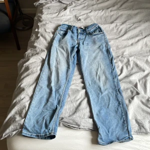 Blå jeans från Levi's - Säljer ett par blå Levi's jeans med loose taper passform. De har en klassisk femficksdesign och knappgylf. Perfekta för en avslappnad stil.