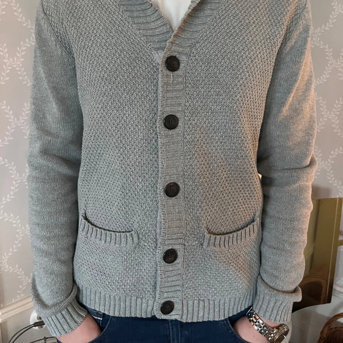 Grå stickad kofta med knappar