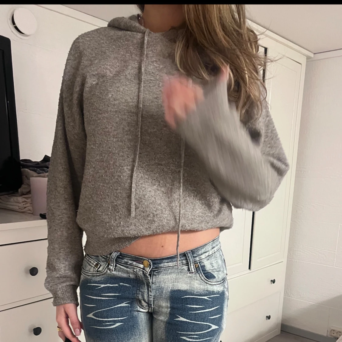 Grå/beige stickad hoodie - 1