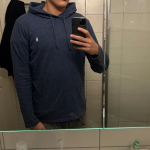 Ralph Lauren Hoodie - Tja, säljer en Ralph Lauren hoodie. Skick, 8/10 knappt använd. Storlek M. Nypris 2000, mitt pris är 529. Hör av dig vid frågor o funderingar