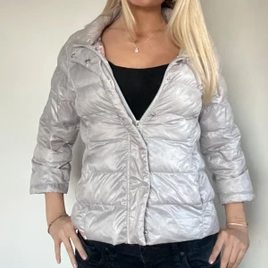 Grå Herno liknade jacka!  - grå Herno liknande jacka med trekvartsärm och knappar! Storlek S perfekt tryck och perfekt nu till våren! Fina knappar som är perfekta detaljen! Tryck köp nu. Köpt från Chique.uf men säker igen då den va lite stor på mej