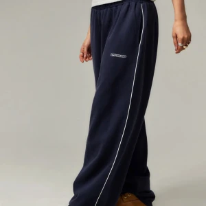 Iets frans joggers marinblå - Mörkblå, baggy, mjukisar från Urban Outfitters med elastisk midja och justerbar vid fotlederna. Byxorna är användna och har därför lite lösa trådar vid fickorna👍