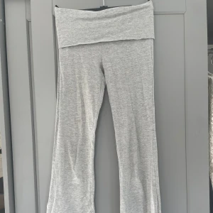 Grå yoga pants från Gina Tricot - Säljer ett par grå yoga pants från Gina Tricot. Byxorna har en bekväm passform med mellan midja och är tillverkade i mjukt material. Perfekta för en avslappnad stil.
