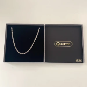 Silver halsband från Guldfynd - Säljer detta cordell halsband i riktigt silver från GuldFynd. Det är ca 5mm tjockt och 40-47cm långt. Ny pris är 1500kr, mitt pris är 499kr. Skriv till mig om ni har några frågor. 