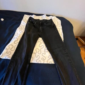 Svarta jeans från 157 - Snygga svarta jeans från 157 med klassisk design. De har en normal passform och är tillverkade i ett slitstarkt material. Perfekta för en stilren look.