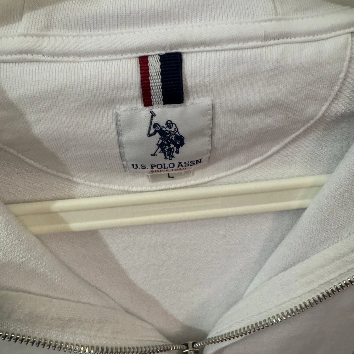 Vit hoodie från U.S. Polo Assn. - 1