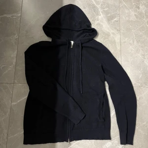 Kashmir hoodie - Säljer nu den här feta 100% kashmir hoodien | Bra skick | Storlek S men passar även xs | Skriv vid minsta fråga/fundering🙌 pris kan definitivt diskutera 