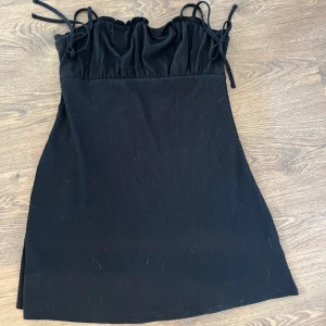 Svart klänning - Säljer nu min snygga svarta klänning med lite ”rynkad” byst. Superfin nu till sommaren. Storlek M men passar M/L. Säljer för 190kr.💗