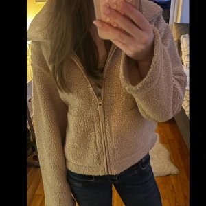 Teddy jacka - En bege/rosa teddy jacka ifrån h&m. Den är i storlek S, fint skick💕 Prefekt nu till våren.