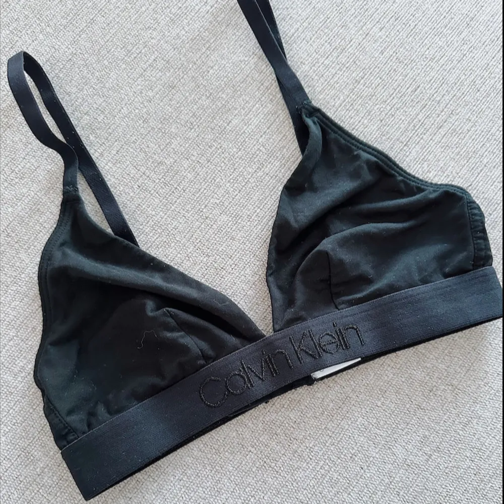 En svart Calvin Klein bralette som Ă€r köpt secondhand (i samma skick!), har sjĂ€lv aldrig anvĂ€nt den. Den Ă€r lite sliten pĂ„ vissa stĂ€llen men Ă€r fortfarande i fungerande skick. Nypris 549kr! FĂRST TILL KVARN!đ€(VID KĂP AV FLER ARTIKLAR FĂ
R DU RABATT! MER OM DET FINNS I MIN PROFIL!). Muu.