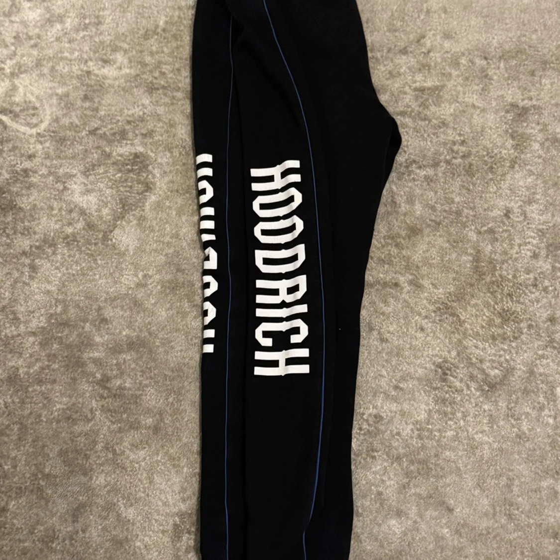 Svart hoodie och byxor från Hoodrich - 3