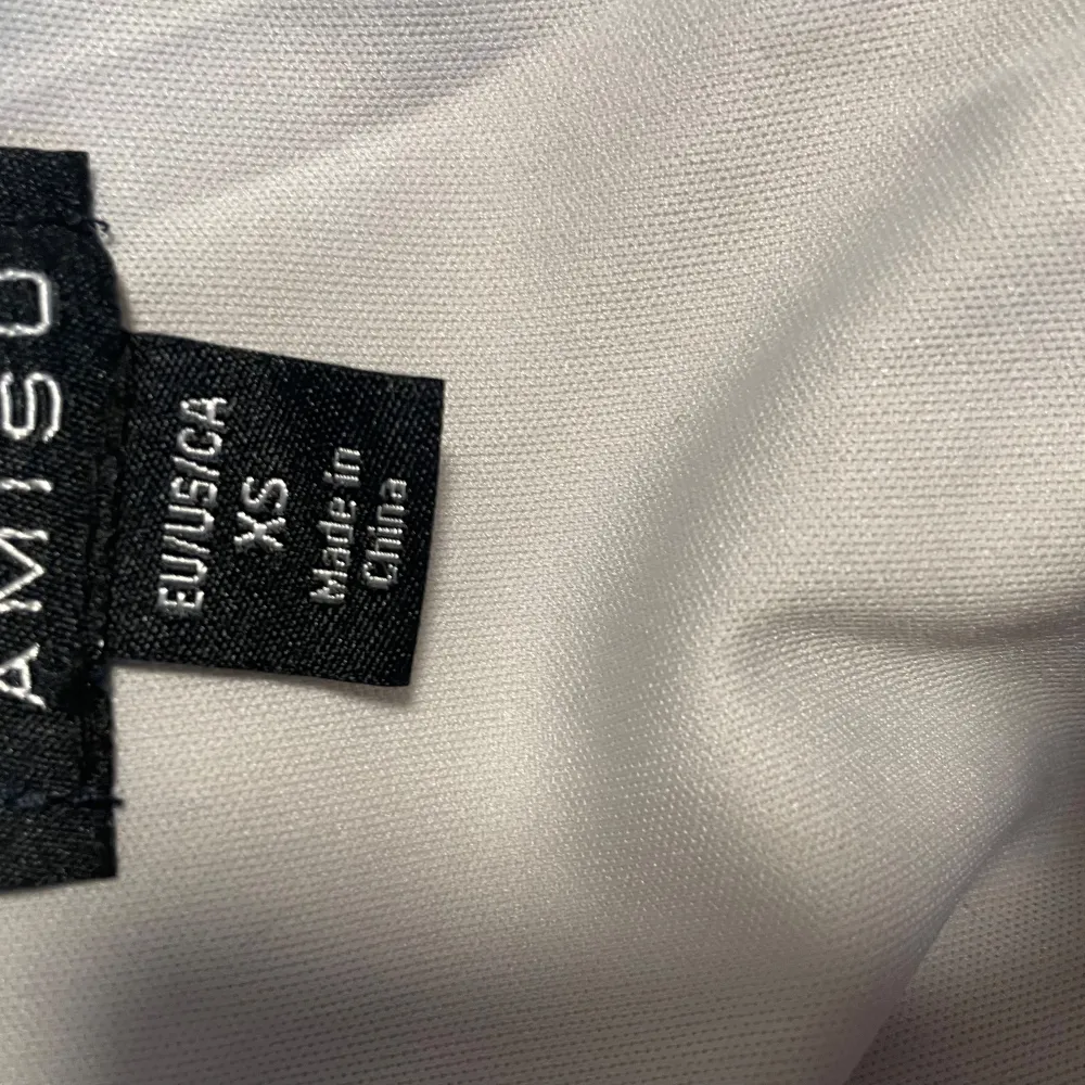 Snygg silverfärgad korsett från Amisu med dragkedja framtill. Den har en cool, futuristisk look och är perfekt för att sticka ut. Perfekt för en kväll ute eller en speciell tillställning. Inga ärmar. Yläosat.