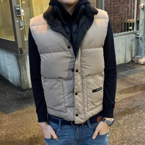 Vintage Canada goose väst - Säljer en vintage Canada goose vest i storlek m. Vesten är i utmärkt skick. Väldigt fin. Har du några övriga frågor så är det bara att hojta till! Pris kan diskuteras vid snabb och smidig affär.