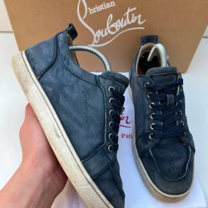 Christian Louboutin  - Christian Louboutin skor i storlek 40 men passar 41 Skick 7,5/10 Pris 2250kr Ingår Box dustbag Fraktar spårbart med PostNord 