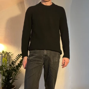 COS stickad tröja - Stickad tröja från COS. Ganska tjock och finstickad. Kika gärna andra annonser, samfrakta gärna.