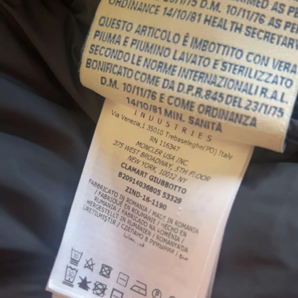 En riktig fet jacka från märket Moncler modellen heter clamart och är riktig stilren. Skick 9/10. Storleken är 2 motsvarar s/m. Jackan perfekt att ha nu till våren. Hör av er om ni har några frågor eller funderingar. Takit.