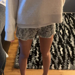 Mönstrade jeans shorts  -  Säljer dessa unika jeans shorts med mönster som tyvärr inte kommer till användning! Pris kan alltid diskuteras💕. Shortsen är lite högre i midjan