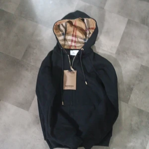 Svart hoodie från Burberry - Helt ny Burberry kofta