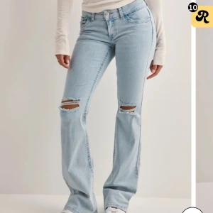 Nelly jeans - Snygga lågmidjade jeans från Nelly med hål som är i nyskick