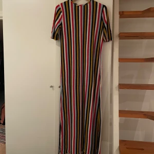 Randig långklänning Zara - Säljer en färgglad randig långklänning. Superskön!