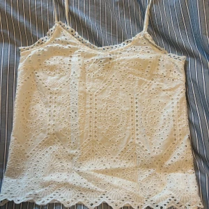Vit spetslinne från Y.A.S - Vitt spets linne från YAS använt ett par gånger men inget de senaste året! Är i bra skick och inga hål eller fläckar!💕