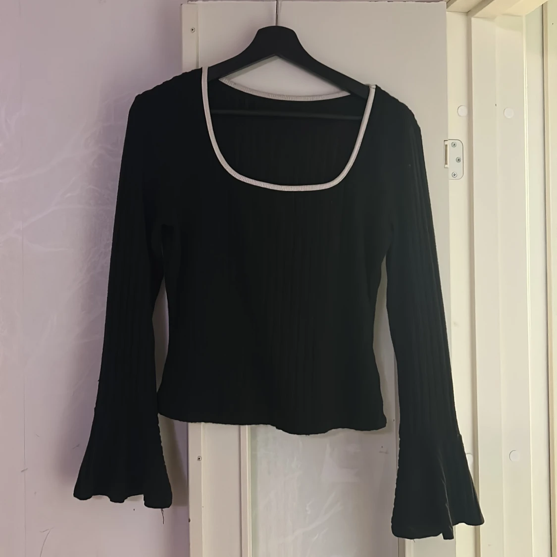 Svart långärmad topp med vit kant