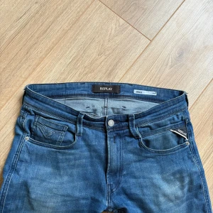 Blå jeans från Replay - Säljer nu dessa snygga replay jeans i modellen anbass! Dem är i bra skick och använts få tal gånger, hör av er om ni har några funderingar via dm!🙂