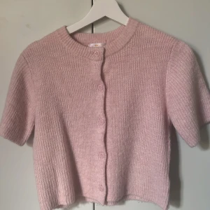 Rosa stickad kofta - Säljer en söt rosa stickad kofta med korta ärmar och knappar framtill. Passar bra till både jeans och kjol. 💖Köpte för 250 och använd 2 gånger.Passar mig som har S i storlek
