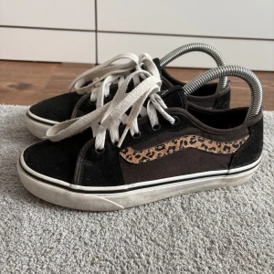 Svarta sneakers med leopardmönster - Väldigt fina och unika skor från Vans, super coola och snygga säljer då de inte längre kommer till användning :( dam modell. ☺️
