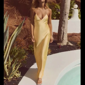 Gul zara klänning  - Jättefin slutsåld klänning ifrån zara, som passar perfekt till sommaren. Storlek XS, bara testad aldrig använd ❤️