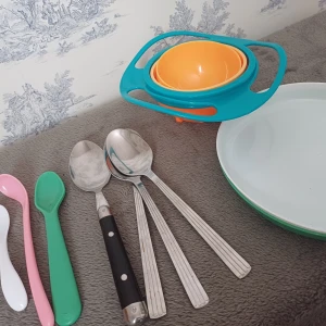 Gyroskopisk skål i orange och blått - Säljer en innovativ gyroskopisk skål i orange och blått. Perfekt för att undvika spill, särskilt för barn. Skålen har en inre roterande del som håller innehållet stabilt oavsett hur skålen vinklas. Perfekt för snacks eller små måltider.