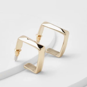 Guldörhängen i geometrisk design - Snygga guldörhängen med en unik geometrisk form. Perfekta för att ge en modern touch till din stil. Lätta att bära och passar till många olika outfits.