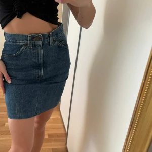 Blå jeanskjol från Levi's - Snygg blå jeanskjol från Levi's 