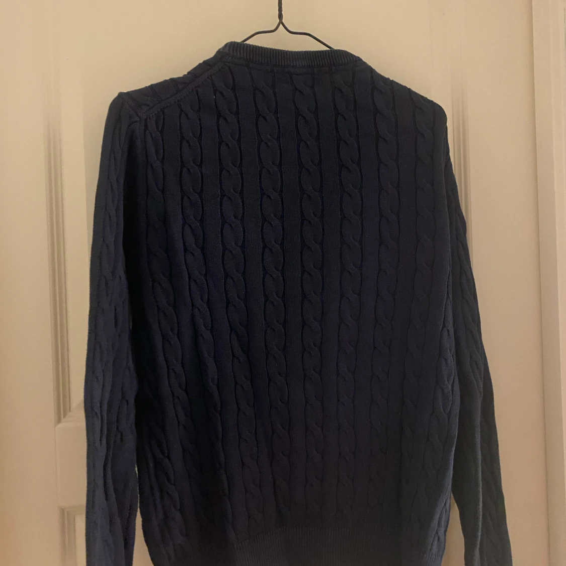 Mörkblå kabelstickad tröja från Morris  - 1