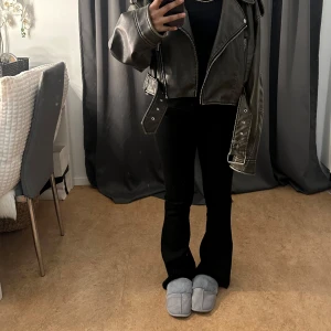  skinnjacka från Zara - Snygg  skinnjacka från Zara med dragkedja och bälte.❤️‍🔥storlek XL men väldigt liten i storlek (jag bär S)