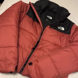 Rosa och svart dunjacka  The North Face L - Lägg gärna prois förslag!