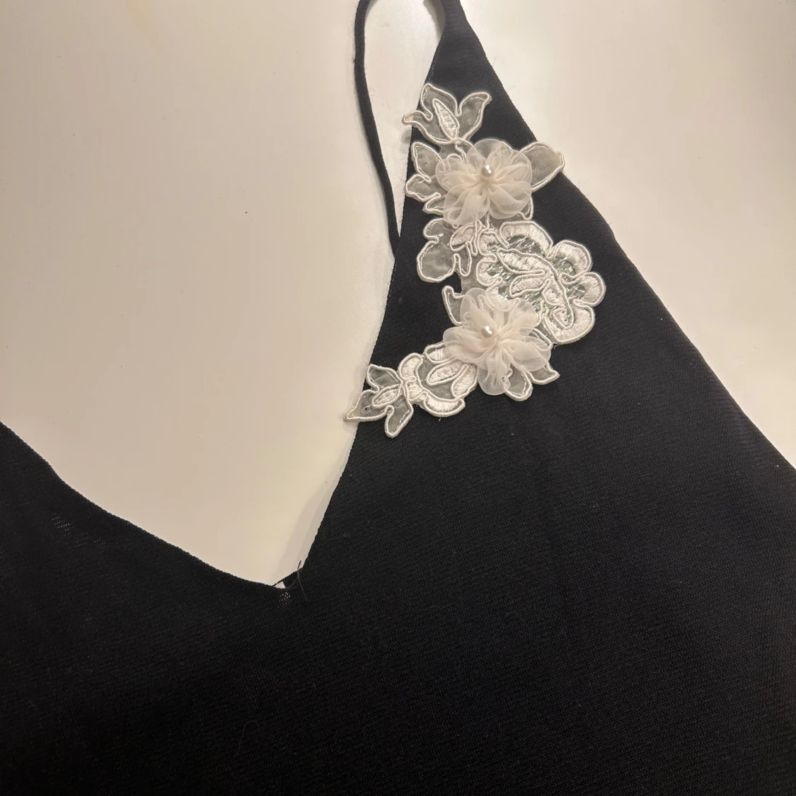 Svart linne med blommig spetsdetalj - 2