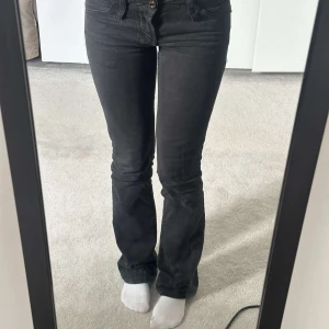 Svarta lågmidjade jeans - Vintage lågmidjade jeans bra skick super snygga ❤️‍🔥❤️‍🔥❤️‍🔥waist 25 passar mig i längden som är 167