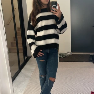 Randig tjock tröja från H&M - En jättefin tjocktröja som är perfekt till en basic look. Den sitter jättebra och är otroligt mjuk. Några sömmar har gått upp men det är inga hål i tröjan. Säljer då den inte används💖
