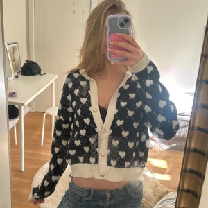 Marinblå kofta med hjärtmönster - Säljer en söt marinblå kofta med vita hjärtan från holly and white. Koftan saknar en knapp (som man ser på bild) men fortfarande lika snygg 💓. Super gosig och varm! Strl M men jag har S och den är nästan för kort på mig! 💓