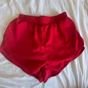Röda shorts från Shein - Säljer ett par röda shorts från Shein. De har en elastisk midja för en bekväm passform. Perfekta för varma dagar!