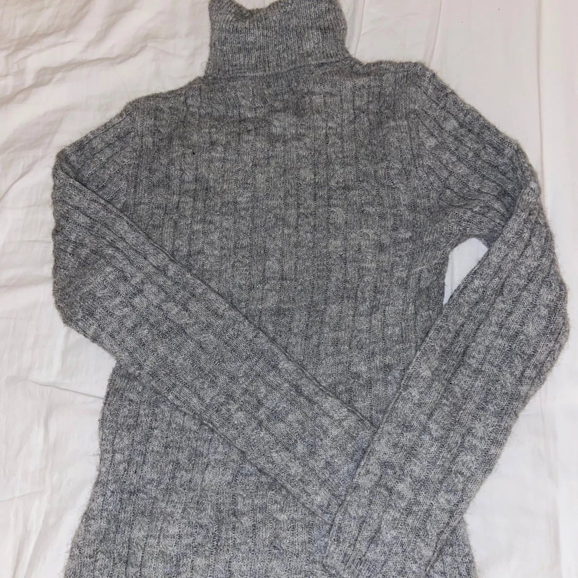 Grå stickad polotröja från BikBok