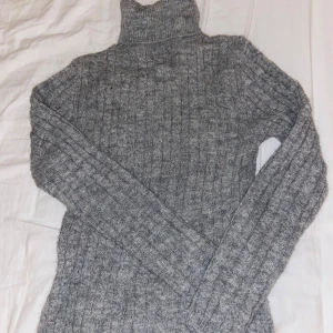 Grå stickad polotröja från BikBok - Säljer en mysig grå stickad polotröja från BikBok. Den är i storlek Xs och är nästan aldrig använd. Nypris så kostar den 300kr. Skriv om ni har någon fråga❤️