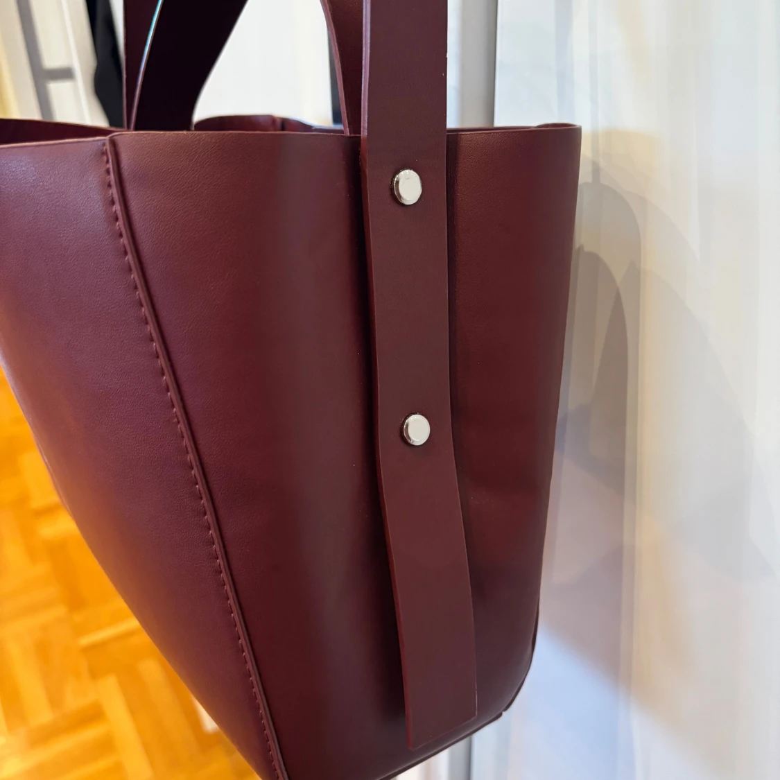 Vinröd axelväska från Gina Tricot - 3