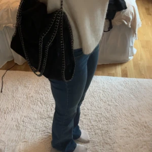 stella mccartney liknande väska  - Snygg svart axelväska med kedja, väldigt rymlig, passar till allt 