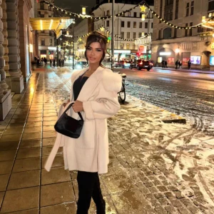 Vit kappa med päls detaljer  - hej! Säljer nu min fina kappa från FUR Stockholm, eftersom den inte kommer till användning längre tyvärr:/ men den är i jätte fint skick använd ett par gånger men typ som ny, (bilderna är från hemsidan, skriv till mig för bilder på jackan☺️) pris kan diskuteras💓