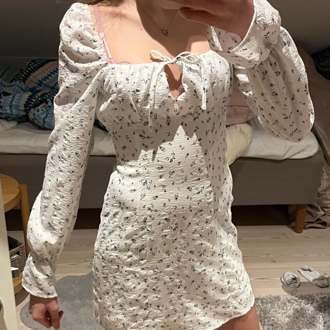 Vit blommig klänning med knyt