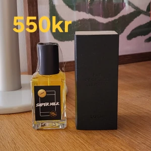 Super Milk parfym från Lush - Säljer en flaska Super Milk parfym från Lush som var väldigt limiterad och lite sällsynt och nuläget 😊 oöppnad och otestad i originalbox