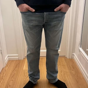 Replay jeans  - Säljer ett par ljusblå replay jeans modell grover. Storlek W34, endast testade och i väldigt bra skick! Hör av dig vid mer funderingar 
