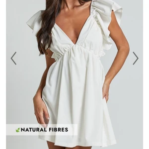 Vit klänning med volangdetaljer - Säljer den här jätte fina, söta o eftertraktade klänningen från Showpo! Perfekt till studenten eller bara att ha i sommar! Materialet är tjockare och är därför inte genomskinligt alls, säljer på grund av att jag inte tyckte den passa på mig! Helt ny aldrig använd endast testad!🩷